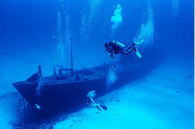 Divers exploring 7-Screws Shipwreck