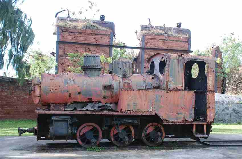 Sugarcane Locomotive in front of the Mill