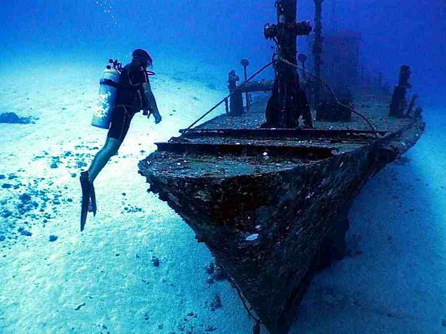 Photo: Diver hovering on bow of 7-Screws Shipwreck